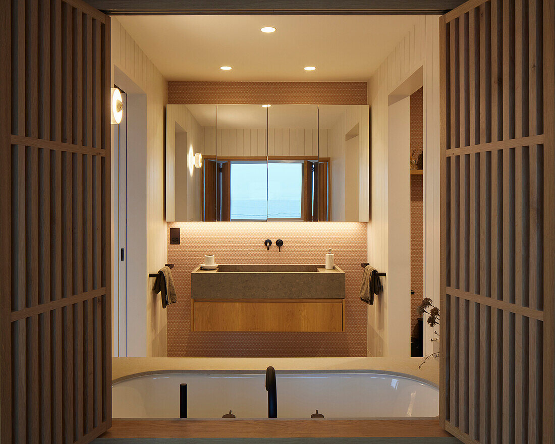 Bathroom with wooden louvres, washbasin and mirror