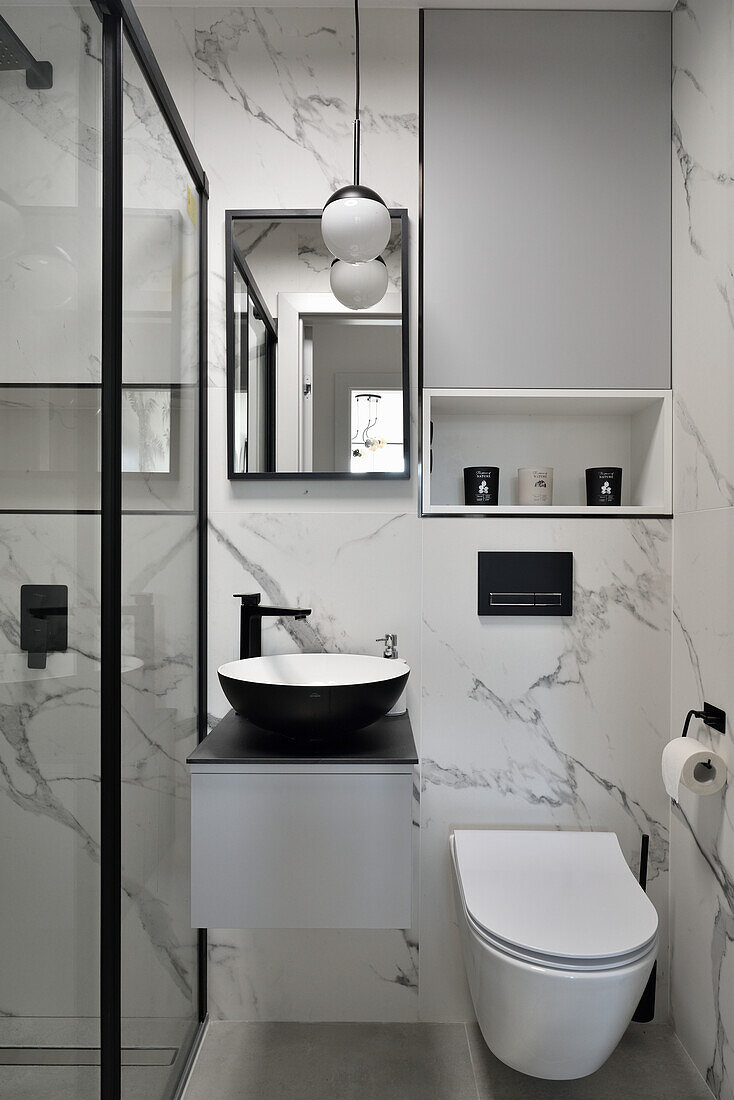 Modernes Badezimmer mit marmorierter Wand