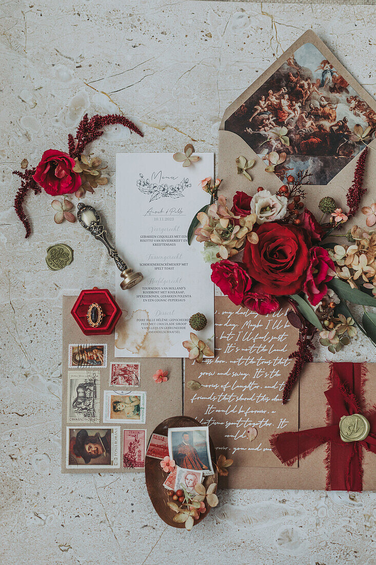 Vintage Hochzeitseinladung mit roten Rosen und Briefmarkensammlung