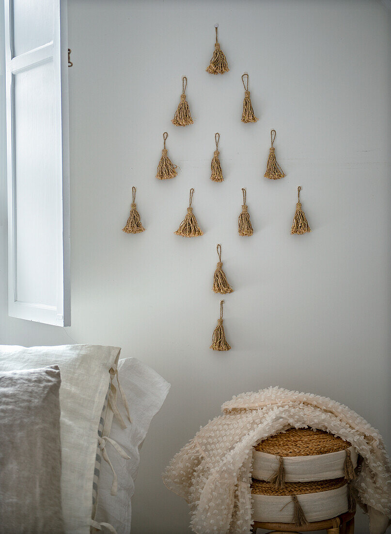 Quasten aus Jute in Baumform als Wanddekoration im Schlafzimmer