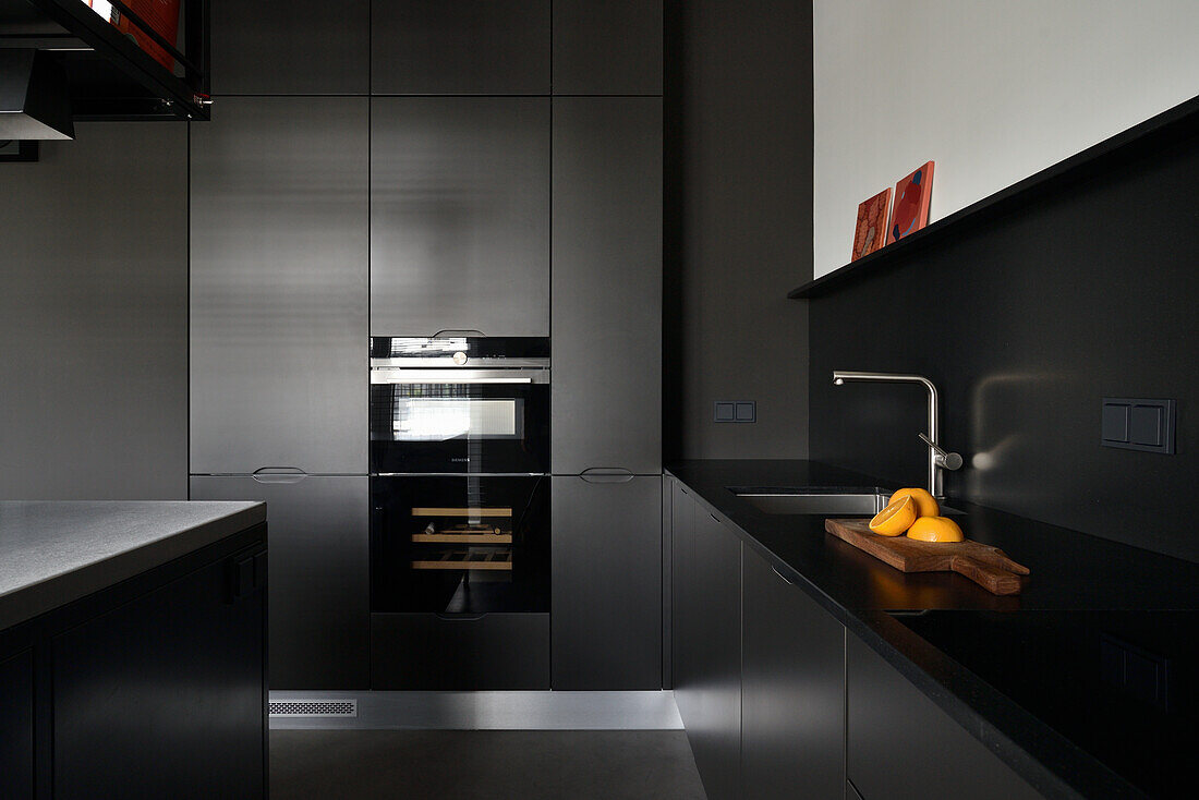 Modern kitchen in dark anthracite with integrated appliances