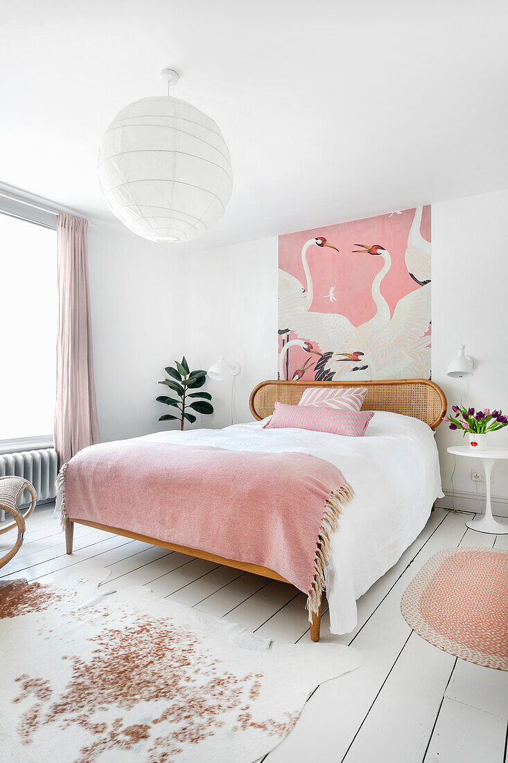 Schlafzimmer mit Rattanbett, Farbpalette in Weiß-Rosa und Reiher-Tapete