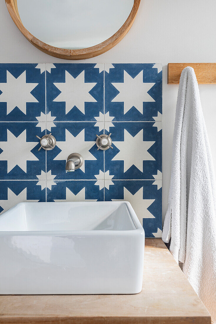 Washbasin with blue and white star tiles in the bathroom