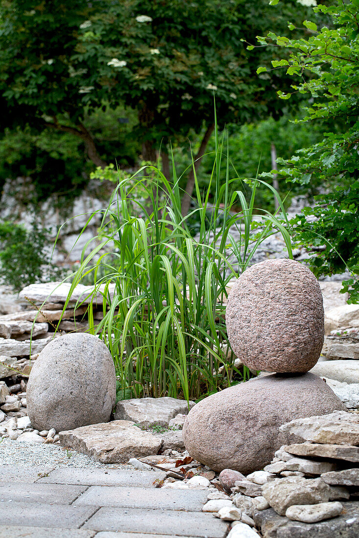 Gestapelte Steine und Ziergras im Zen-Garten