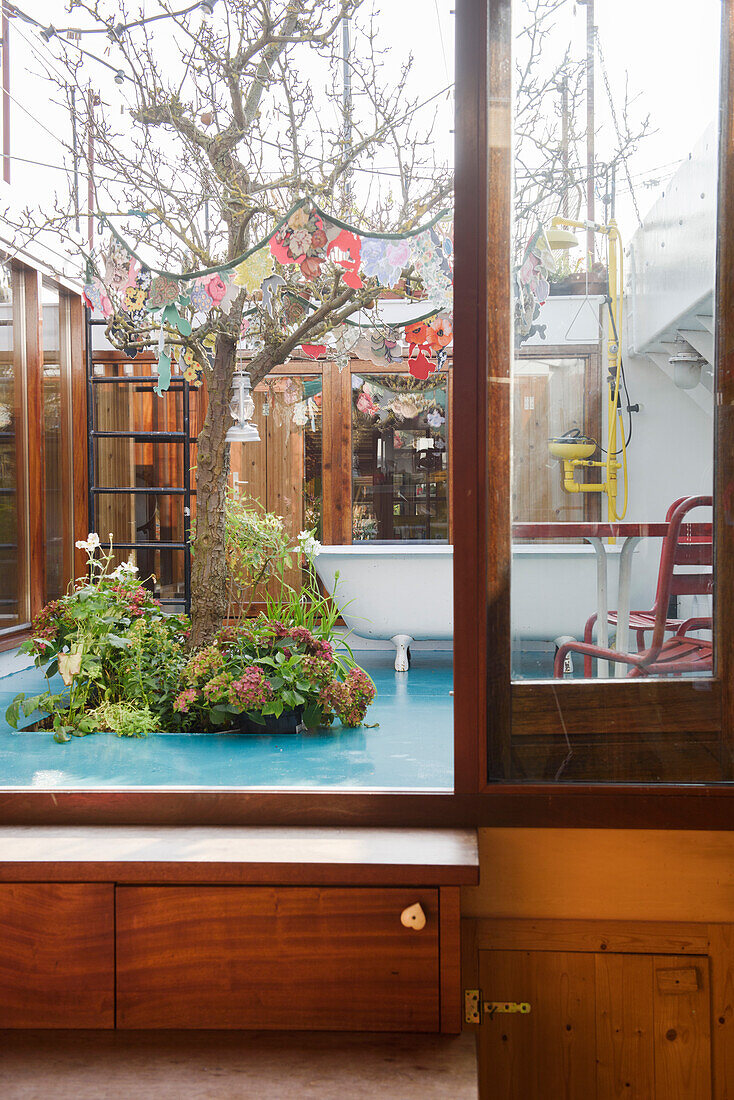 Courtyard with free-standing bathtub, outdoor shower and decorated tree