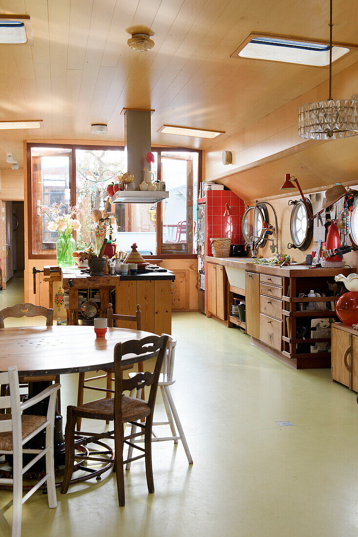 Spacious eat-in kitchen with wood panelling and red accents