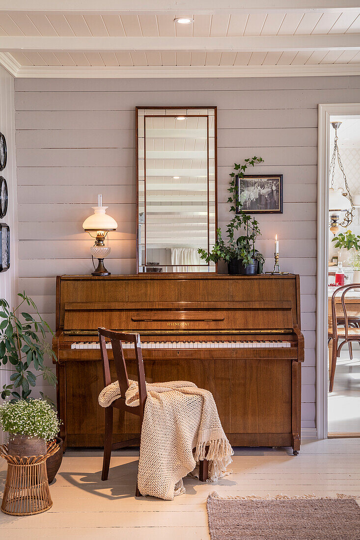 Klavier mit Spiegel im Wohnzimmer