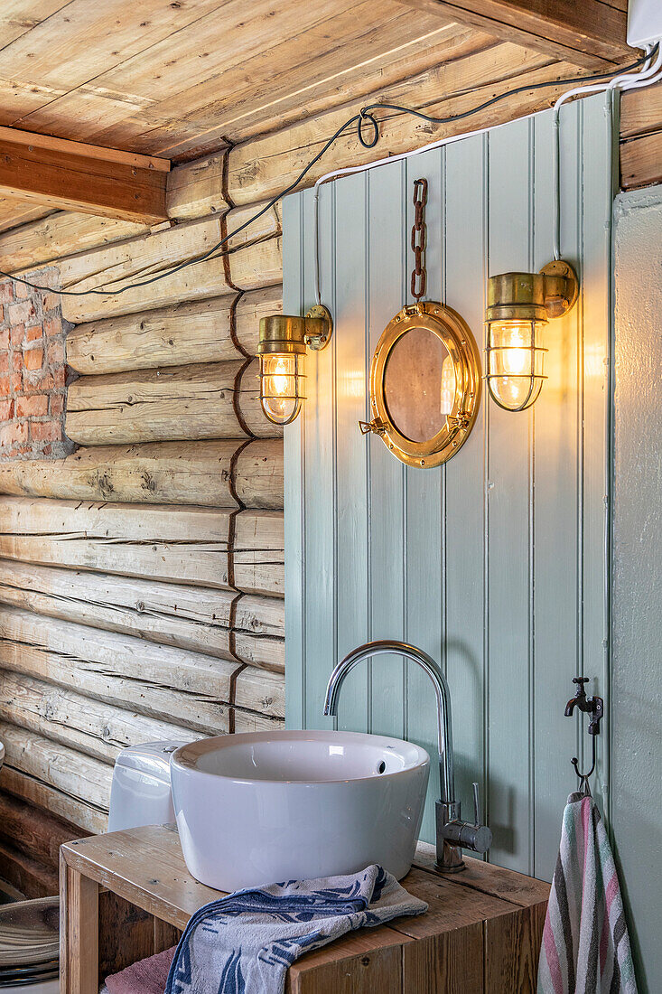Rustikales Badezimmer mit freistehendem Waschbecken und Holzwand