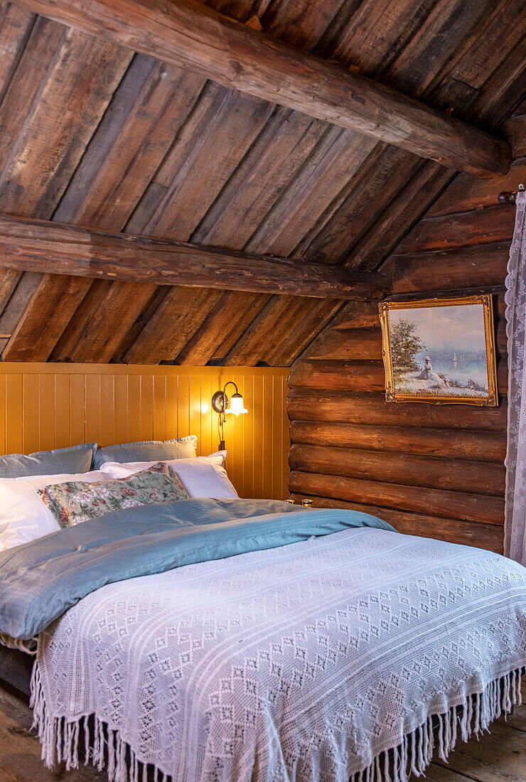 Rustikales Schlafzimmer mit Holzwänden