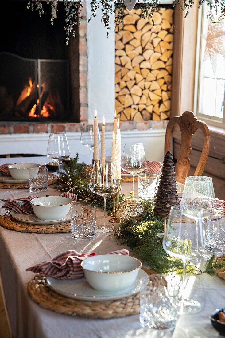Esszimmer mit weihnachtlicher Tischdeko und Kamin im Hintergrund