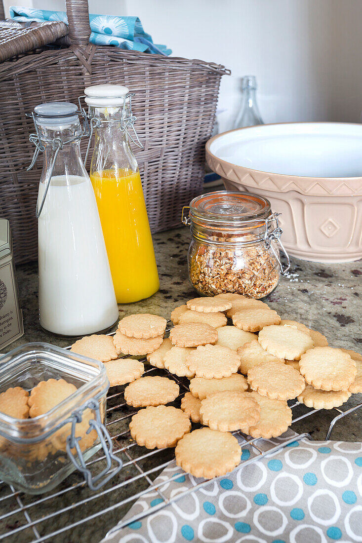 Selbstgemachte Kekse mit Milch und Orangensaft in der Küche