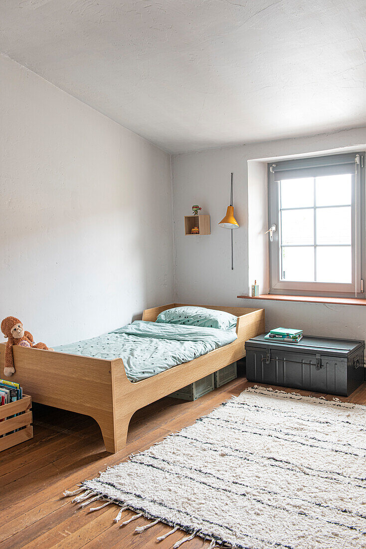Holzbett mit Bettwäsche in Mint, Kinderzimmer