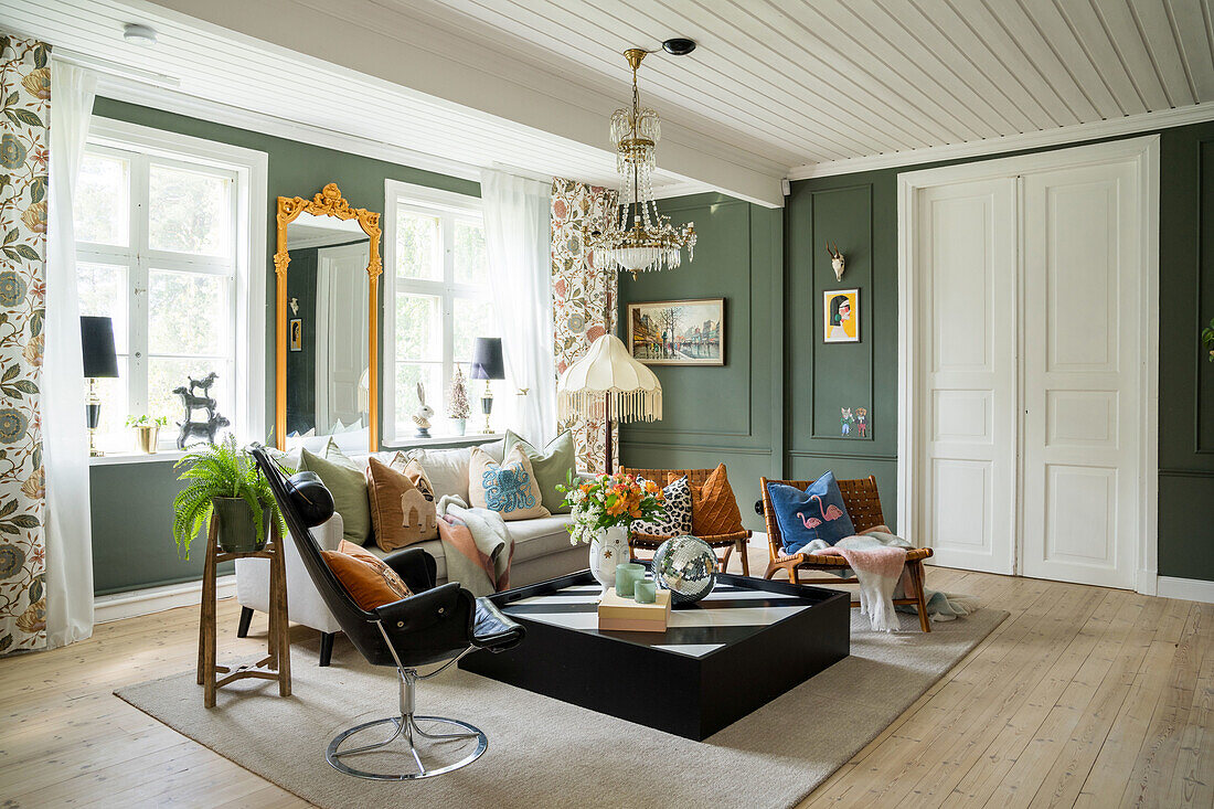 Living room with patterned curtains, crystal chandelier and light-colored wooden floor