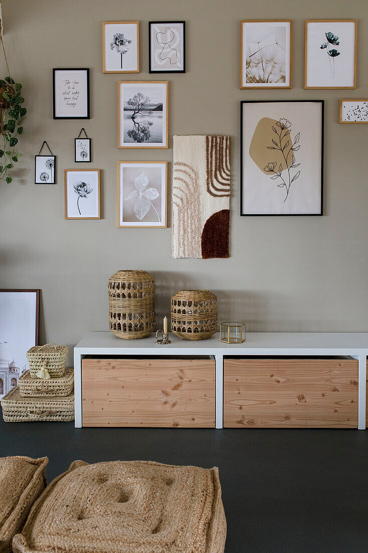 Wandgestaltung mit Bilderrahmen über einem Sideboard in Naturholzoptik