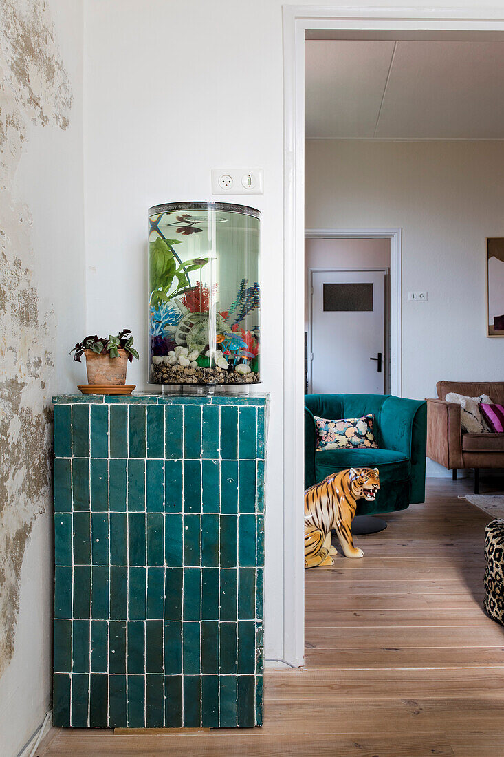 Aquarium auf gefliestem Wandvorsprung mit Blick ins Wohnzimmer