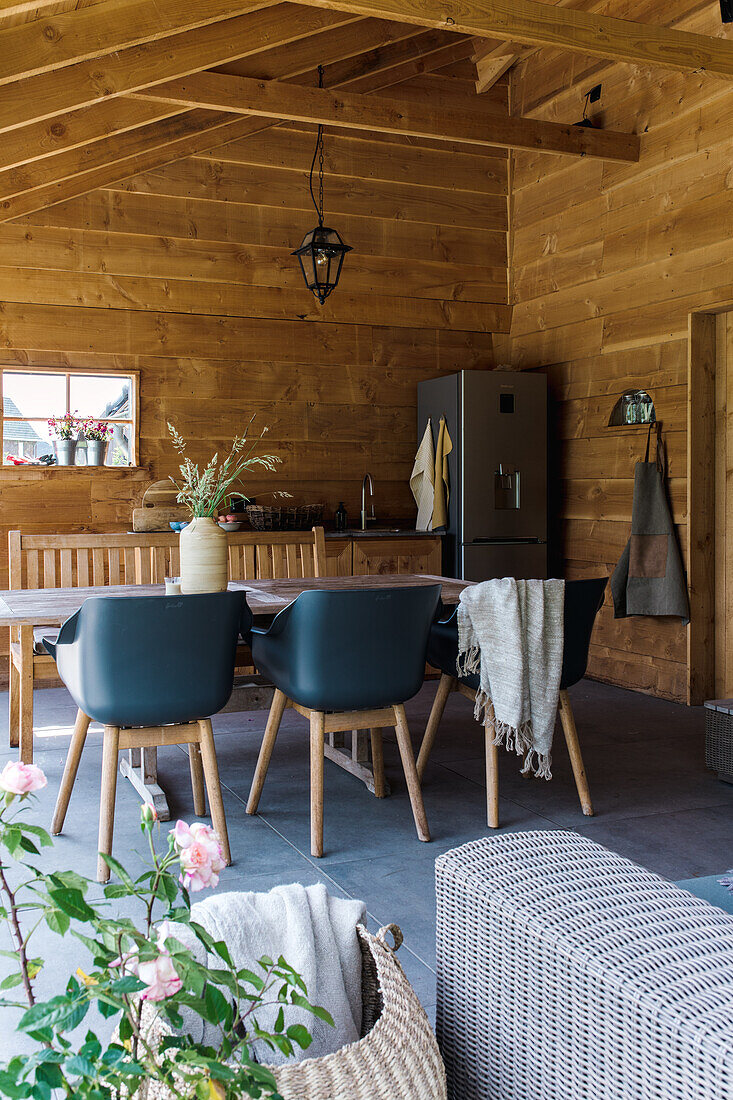 Covered terrace with dining area and outdoor kitchen