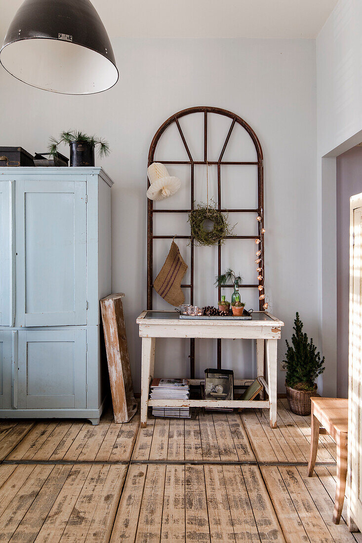 Sideboard mit Bogenoptik mit Dekorationsgegenständen