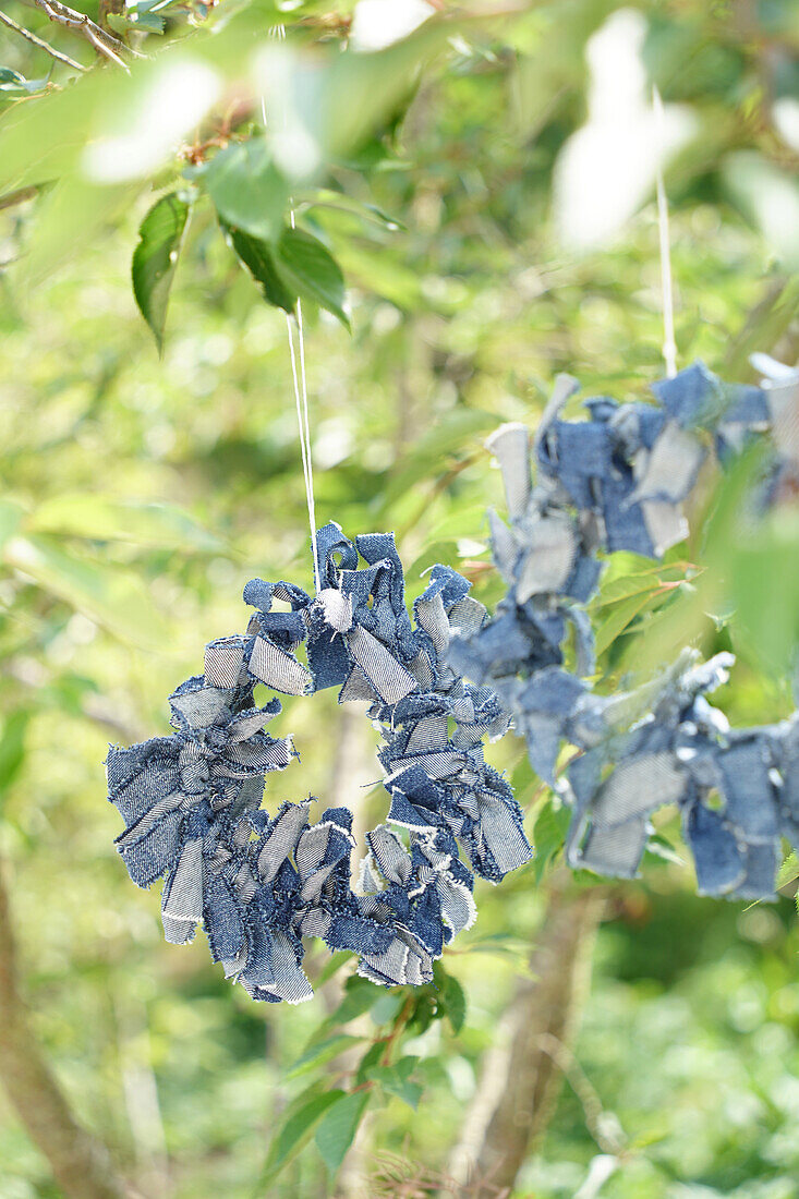 DIY-Kranz aus Stoffresten im Garten