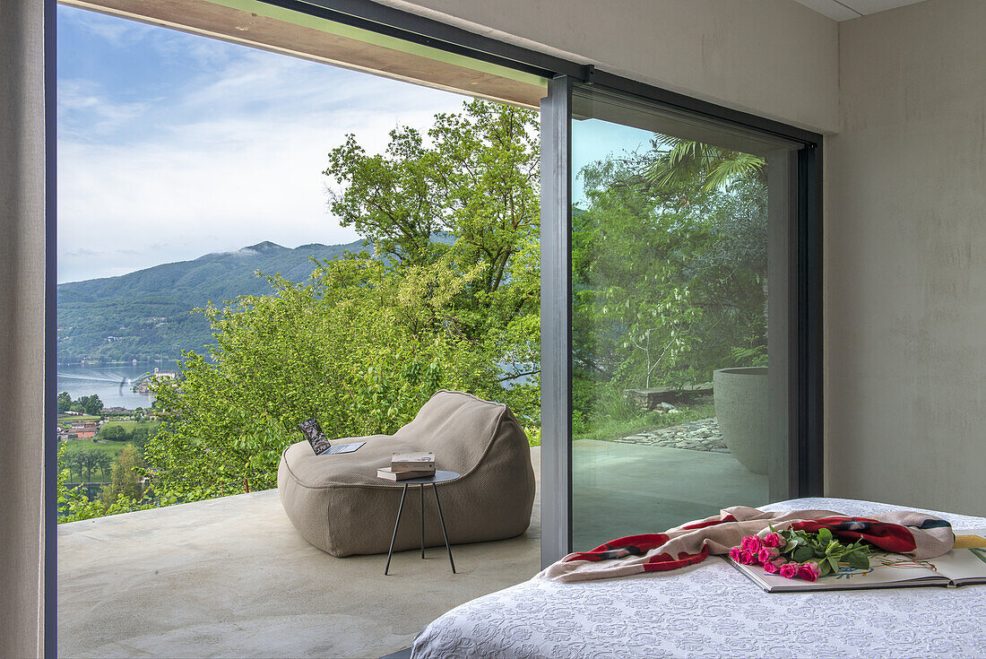 Sitzsack auf der Terrasse, Bett in Schlafzimmer mit Seeblick