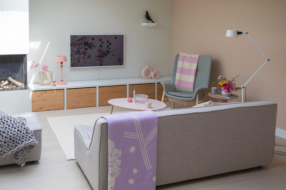 Modernes Wohnzimmer mit pastellfarbenen Akzenten und skandinavischem Design