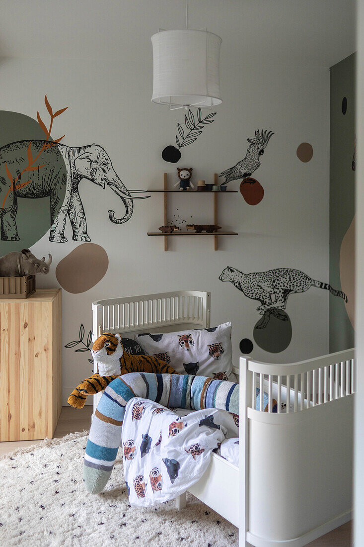 Children's room with jungle theme, bed and cozy rug