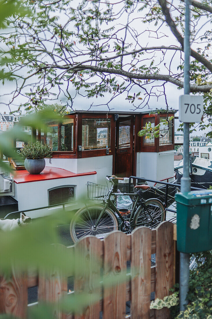 Fahrrad steht vor Hausboot