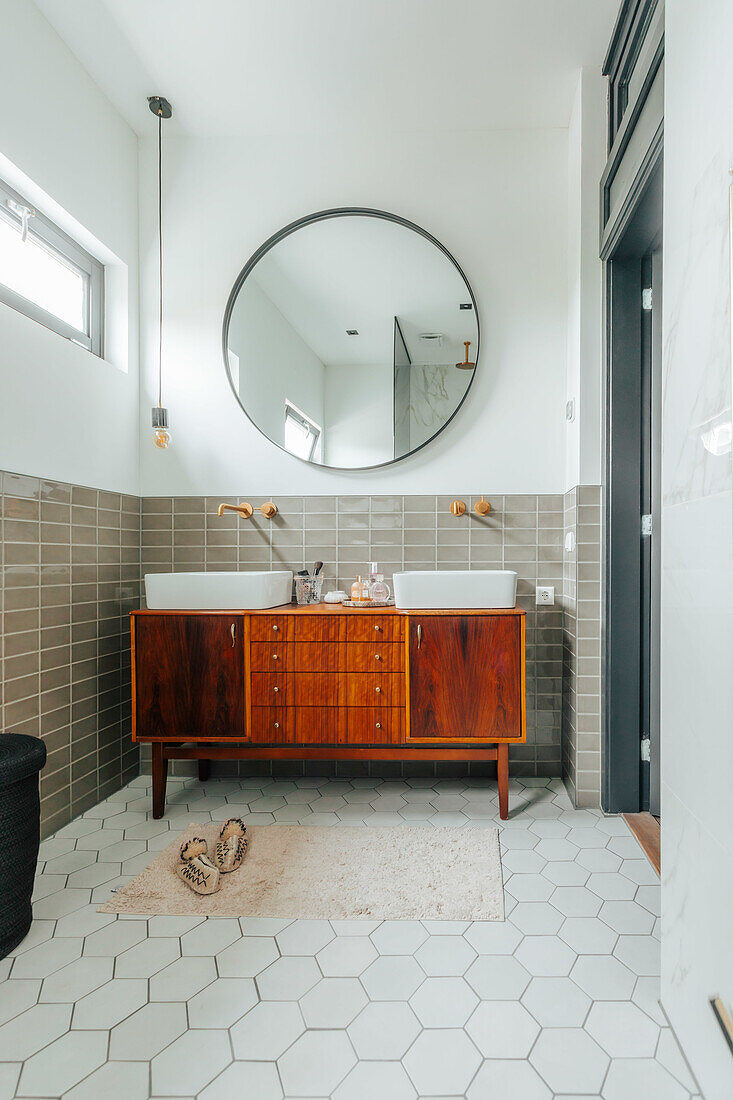 Double washbasin with round hanging mirror and hexagonal tiles in the bathroom