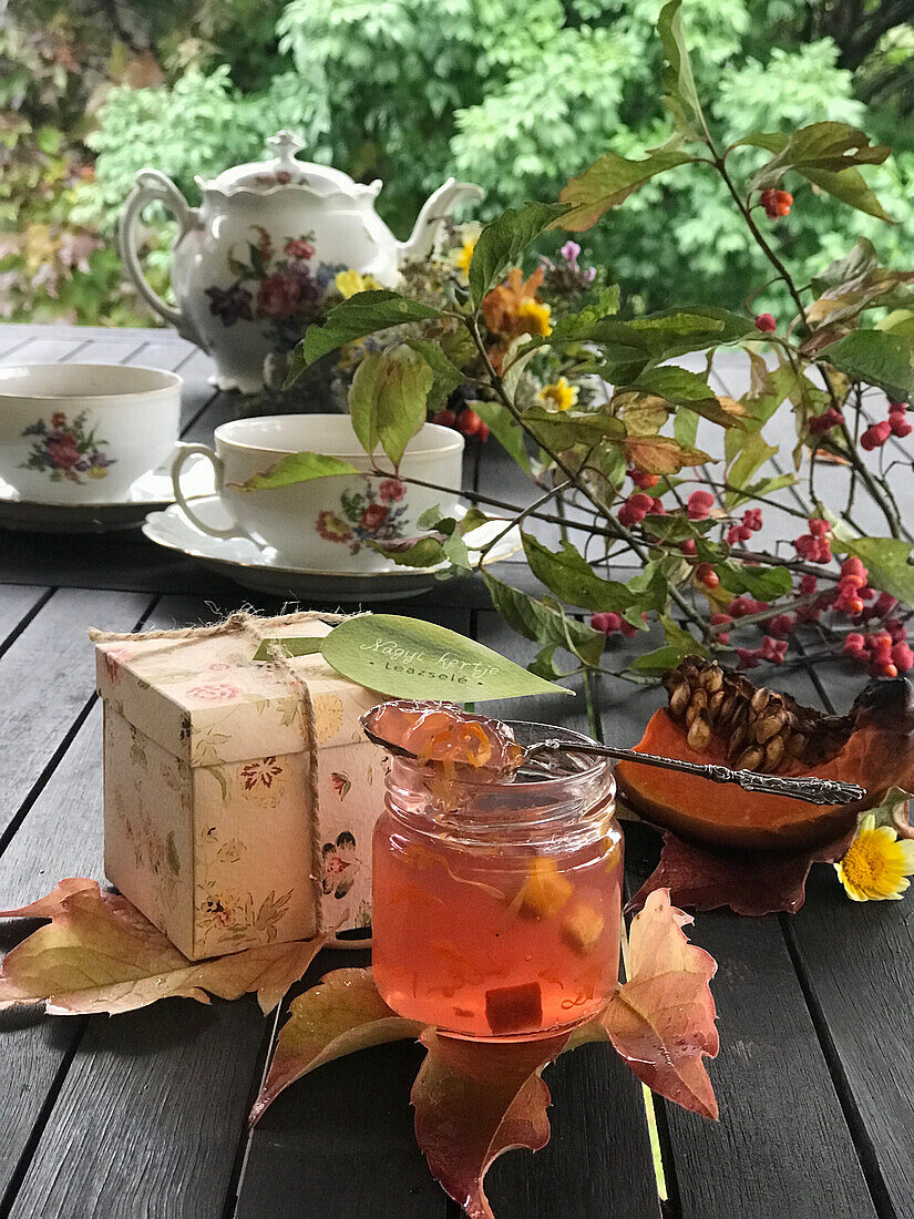 Teegelee mit Blüten im Glas