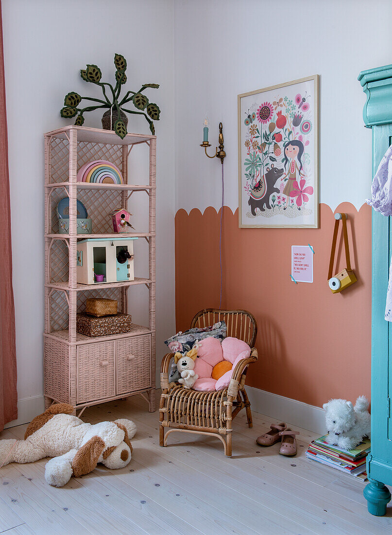 Kinderzimmer mit Rattanregal und pastellfarbenen Accessoires