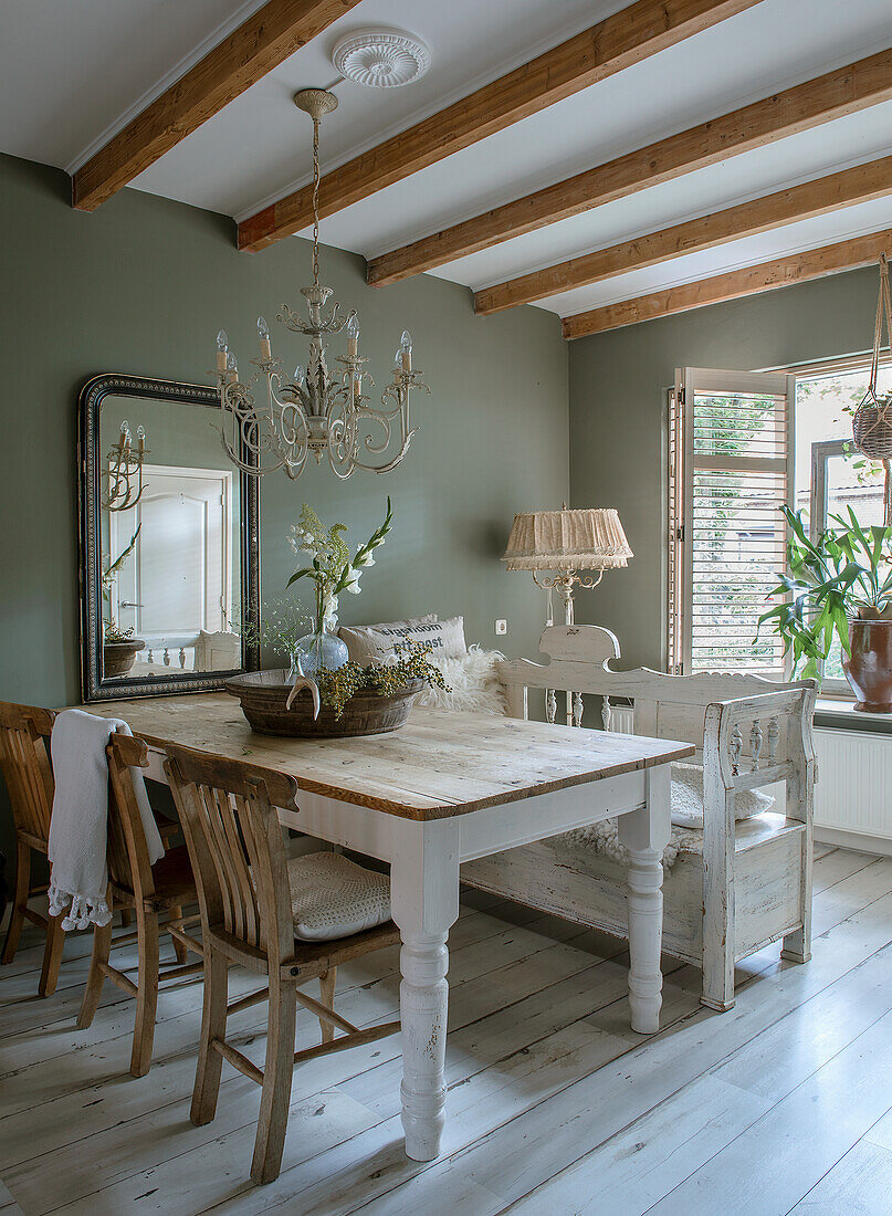 Esszimmer mit rustikalem Holztisch, Holzstühlen und Bank im Landhausstil