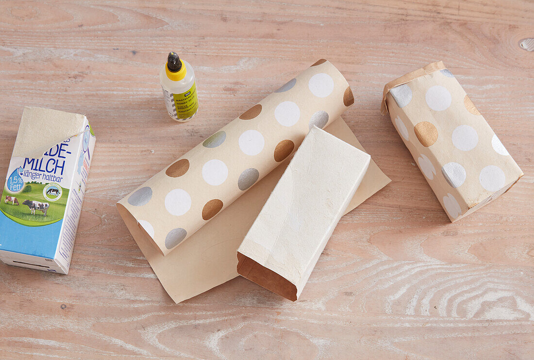 DIY-Projekt: Milchkarton mit gepunktetem Geschenkpapier bekleben