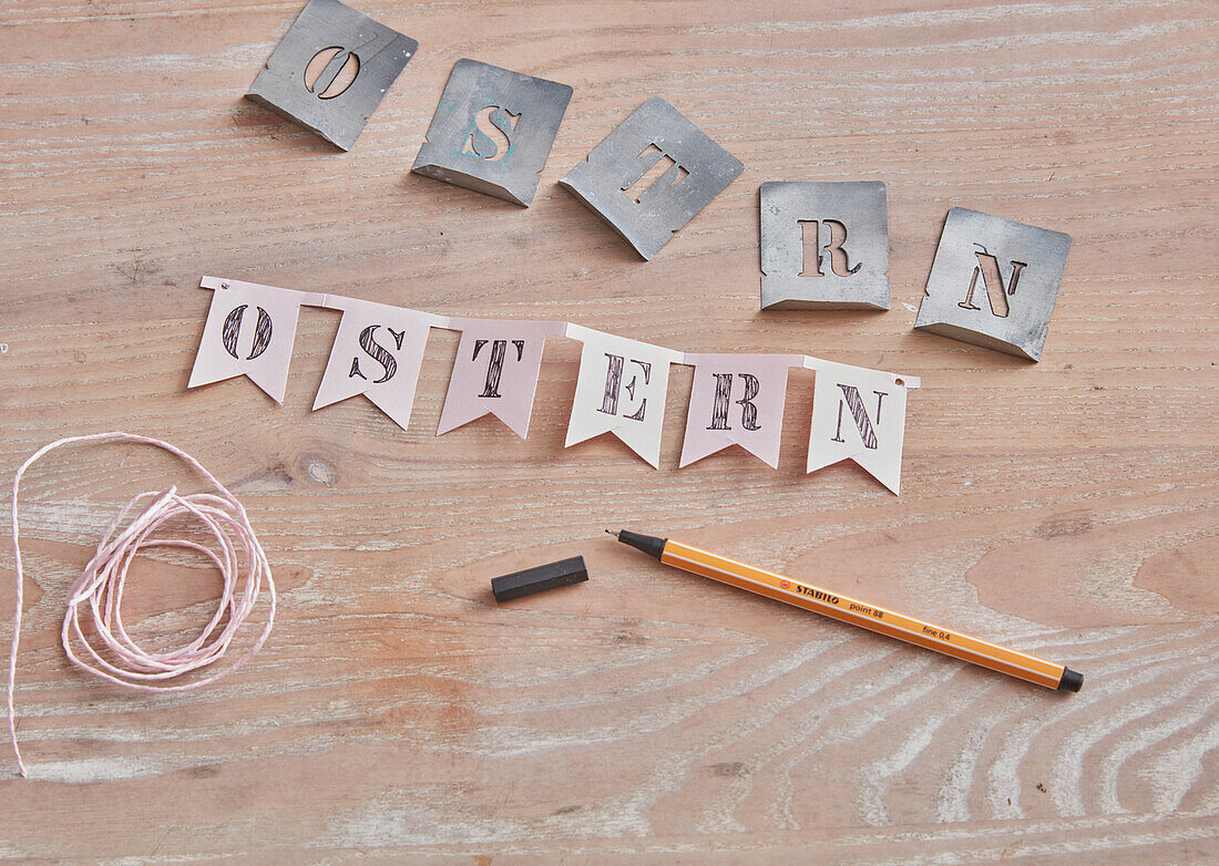 DIY-Osterdeko: Papier-Wimpelkette mit Buchstabenschablonen