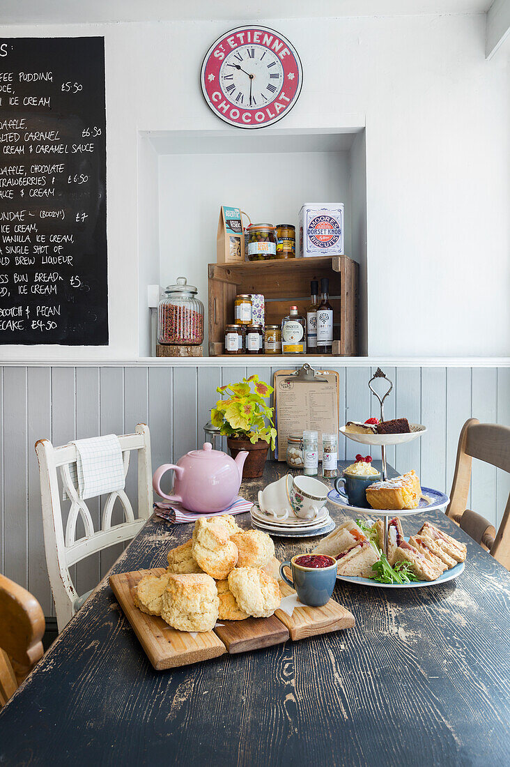 Teezeit im Café mit Scones, Marmelade und Sandwiches