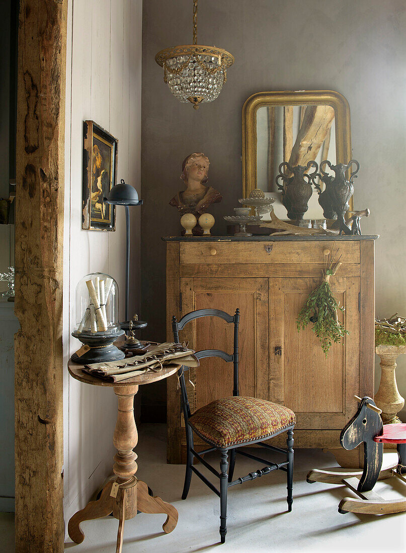 Antiker Beistelltisch, Stuhl und Holzschrank mit Dekoobjekten und Spiegel