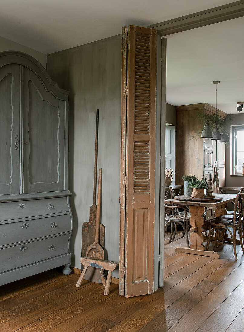 Blick auf Esszimmer im Landhausstil mit Holzmöbeln