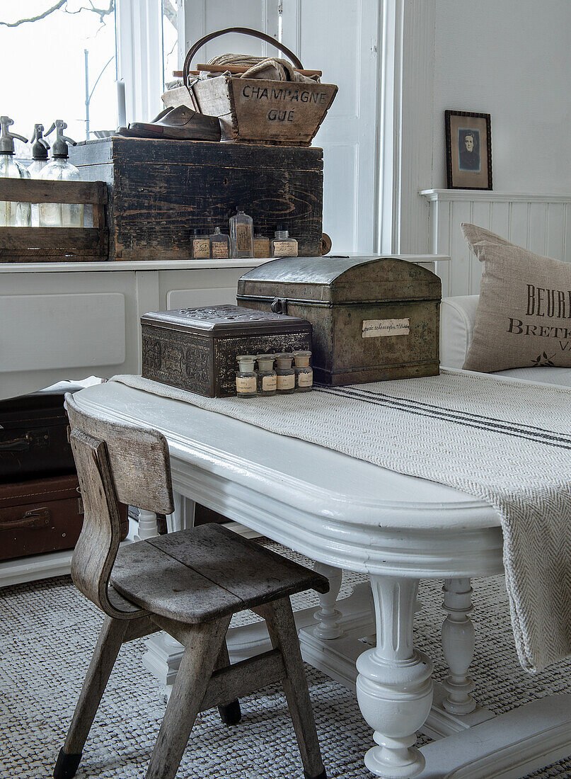 Nostalgisch eingerichtetes Esszimmer mit weißen Holzmöbeln und Vintage-Dekoration