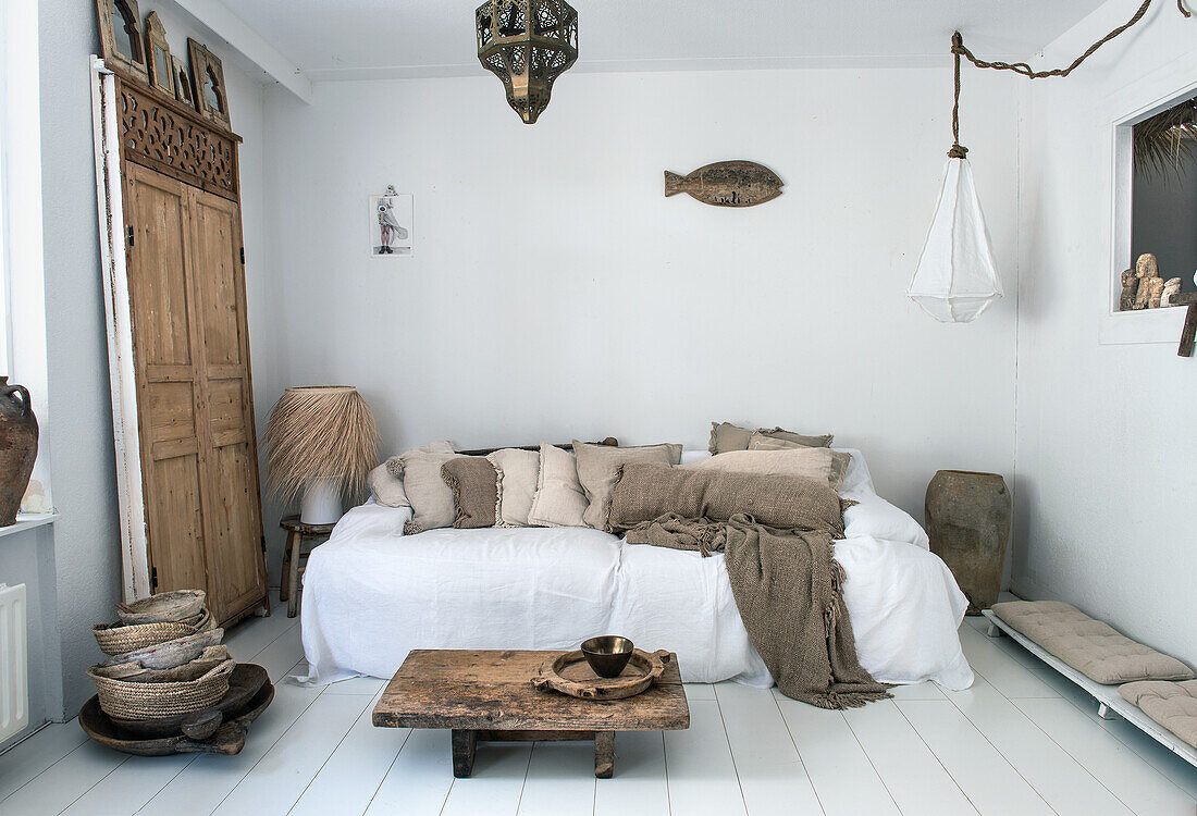 Wohnzimmer im Boho-Stil mit Naturmaterialien und Holzakzenten