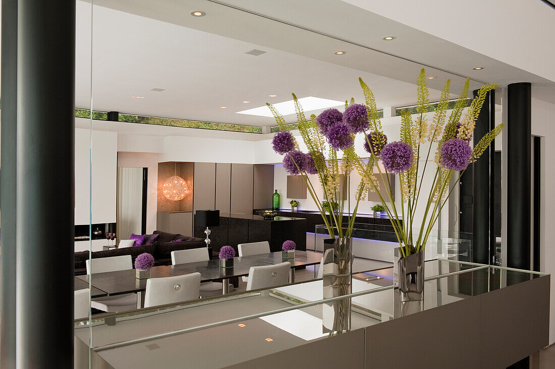 Modern gestalteter Wohnbereich mit lila Akzenten und Spiegelelementen
