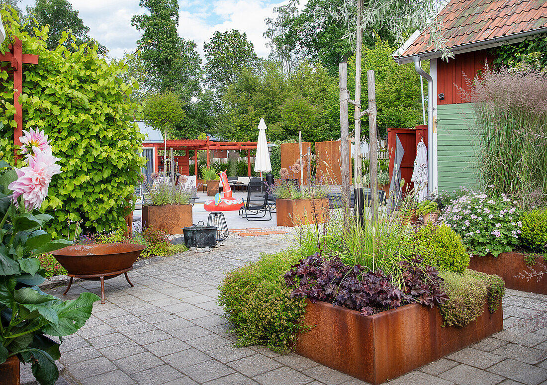 Well-kept patio area with Corten steel raised beds