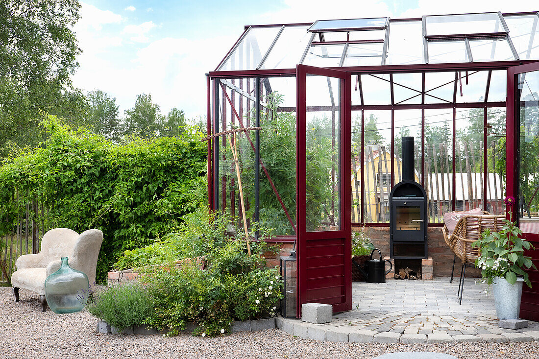 Cosy garden area with greenhouse, oven and seating