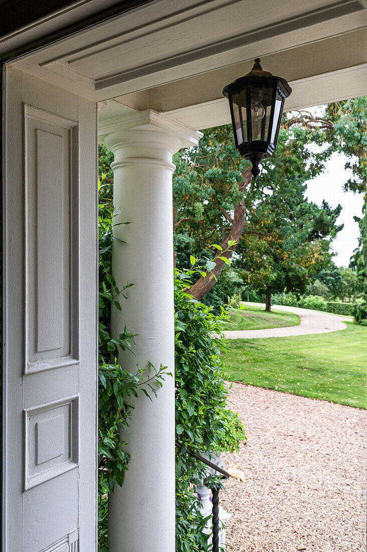 Eingangsbereich eines Hauses mit einer Laterne und Blick auf den Garten