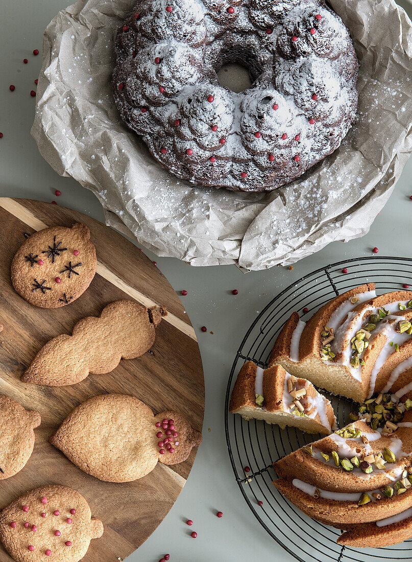 Weihnachtlich dekorierte Plätzchen und Kuchen