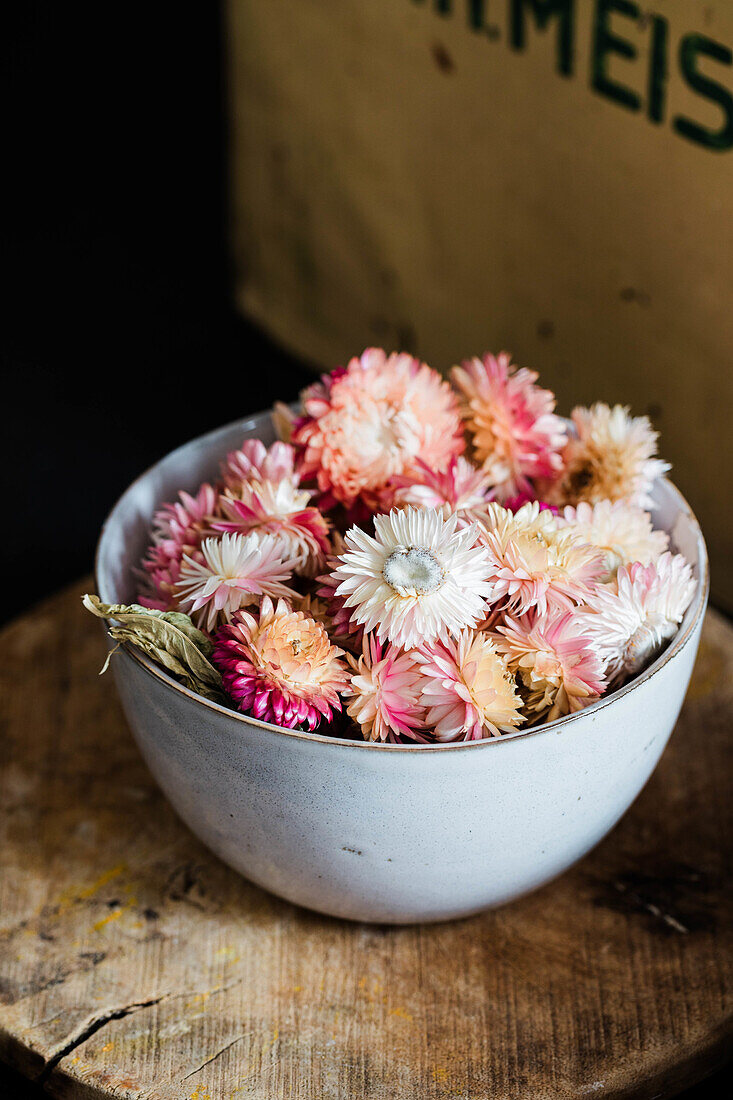 Bowl with dried straw flowers