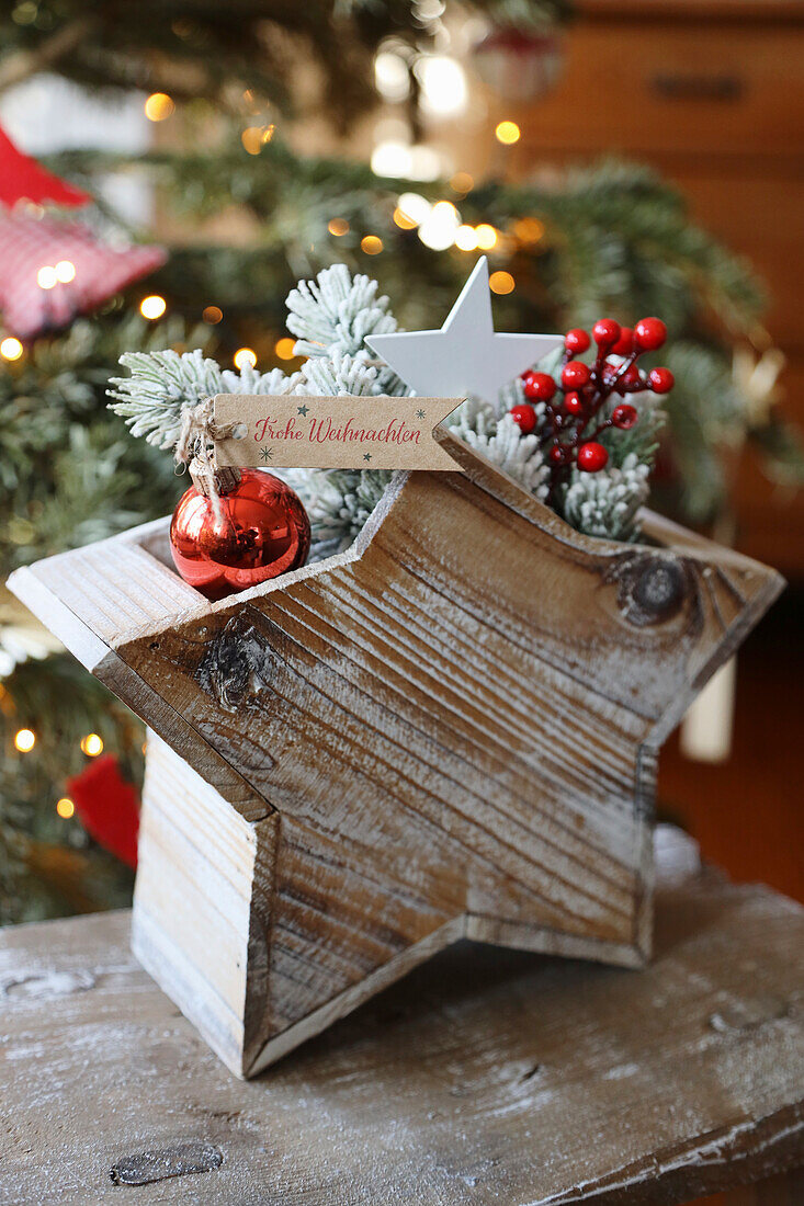 Stern aus Holz mit weihnachtlicher Deko, Glaskugel, Zweig, Beeren, Weihnachtsgruß