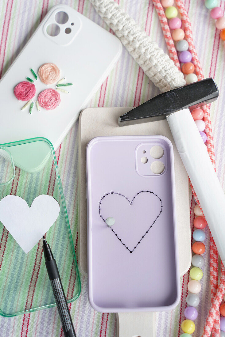 DIY project: embroider smartphone cases with hearts and flowers