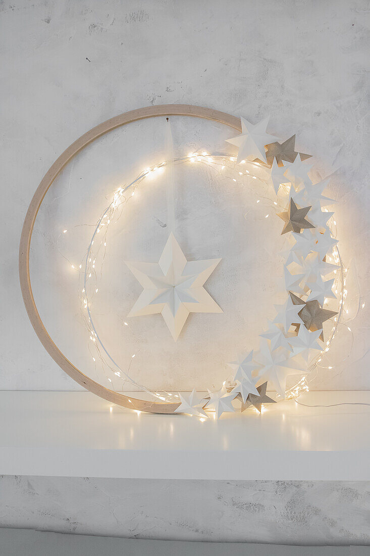 Star wreath with DIY paper stars and lighting