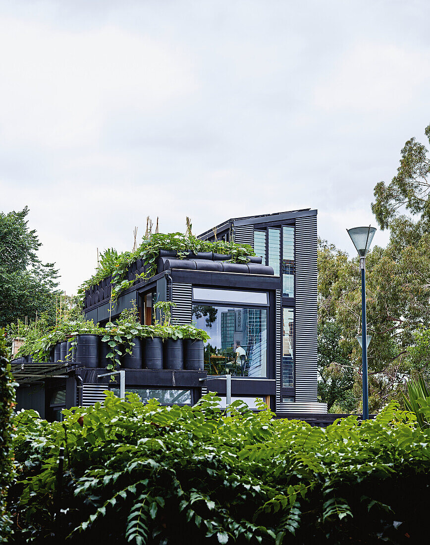 Futuristisches Haus mit üppiger Bepflanzung in Melbourne