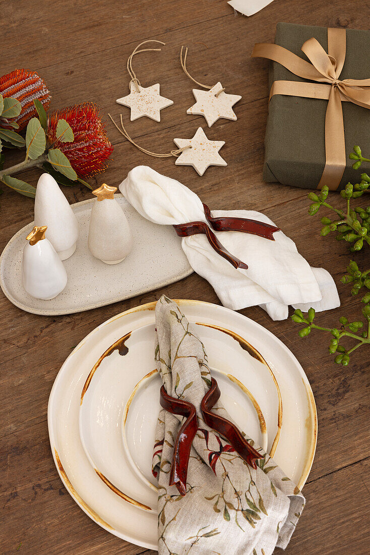 Christmas table decoration with ceramic stars and gift