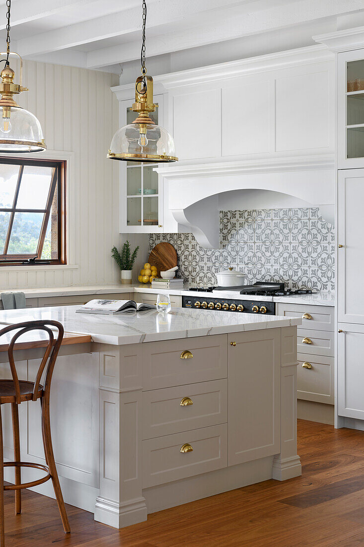 Modern country kitchen with tiled splashback and golden elements