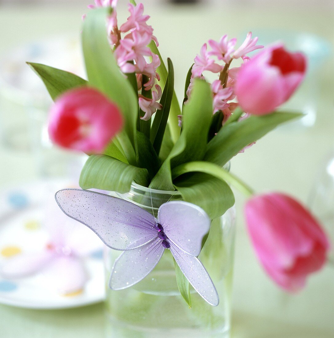 Tulpen und Hyazinthen als Tischdekoration